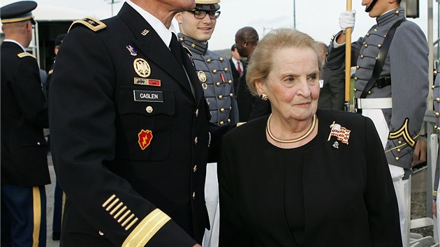 Madeleine Albrightov pebr na vojensk akademii West Point prestin Thayerovu cenu. (17. jna 2013)