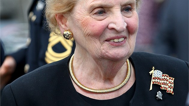 Madeleine Albrightov pebr na vojensk akademii West Point prestin Thayerovu cenu. (17. jna 2013)