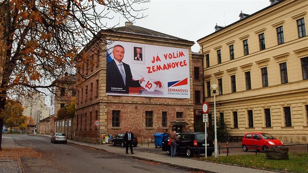 Jeden z obích plakát Zemanovc na stn bývalé vznice v Uherském Hraditi.