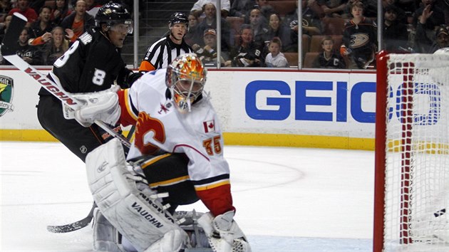 Finsk tonk Teemu Selnne z Anaheimu pekonv glmana Joeye MacDonalda z Calgary.