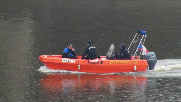 Lidskou ruku nali policist nedaleko Barrandovskho mostu na levm behu eky naproti kempu Kotva (11. jna 2013).