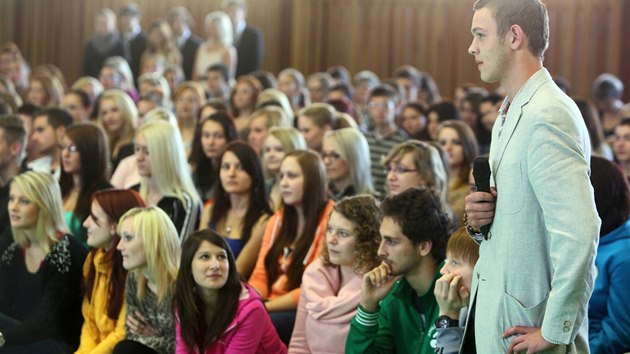 Studenti kolnsk obchodn akademie mli na prezidenta adu otzek.