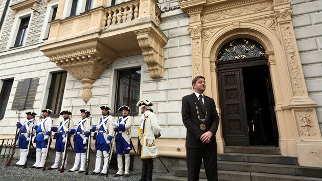 Ped kolnskou radnic ekal na pjezd prezidenta starosta Vt Rakuan.