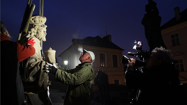 Zrestaurovan barokn souso Krista Salvtora, svatho Kosmy a svatho Damina se vrtilo zptky na Karlv most.