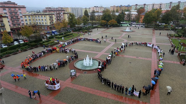 Gymnazist proli mstem a svj happening zakonili na nmst, kde spolen vytvoili gigantickou ivou edestku.