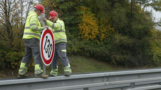 Ministr dopravy Zdenk ák instaluje první znaku, která na rychlostní silnici...