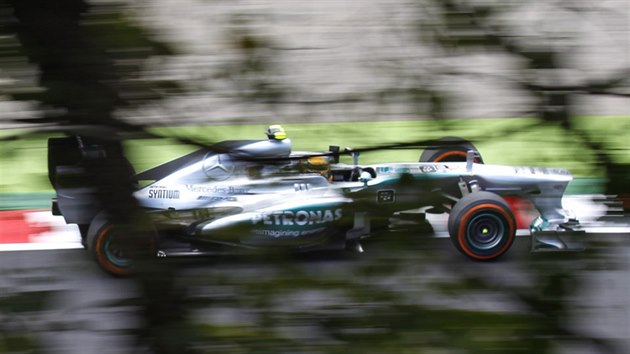 Lewis Hamilton z Mercedesu pi trninku na Velkou cenu Japonska.