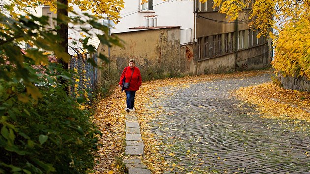  Strm silnice k libereckmu krematoriu a hbitovu je rozbit, na opravu nem msto penze.