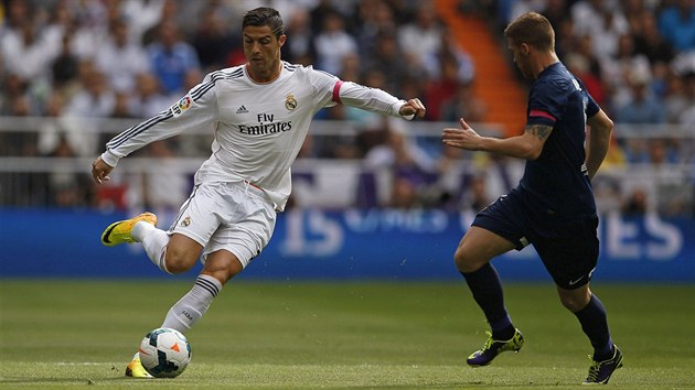 POZOR, PL RONALDO. Zlonk Realu Madrid Cristiano Ronaldo (vlevo) si pipravuje pravaku na stelu v zpase proti Malaze. Dobh k nmu Vitorino Antunes.