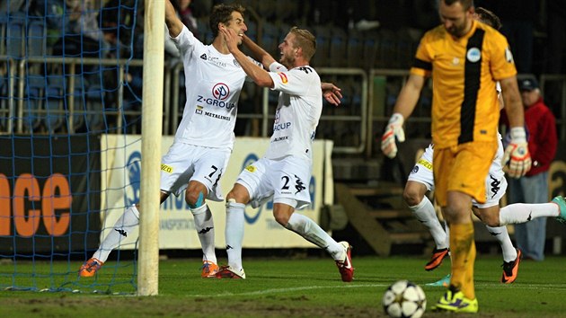 POTUPEN LIBEREC. Slovcko pekvapiv porazilo Liberec 4:2 (vedlo u dokonce 4:0), dvma gly se na vhe podlel tonk Libor Doek (zcela vlevo, s slem 7). K brance i ke vstupu do Klubu ligovch kanonr mu gratuluje Vlastimil Danek (s slem 2), bezmocn vemu pihl libereck glman Pemysl Kov (ve lutm).