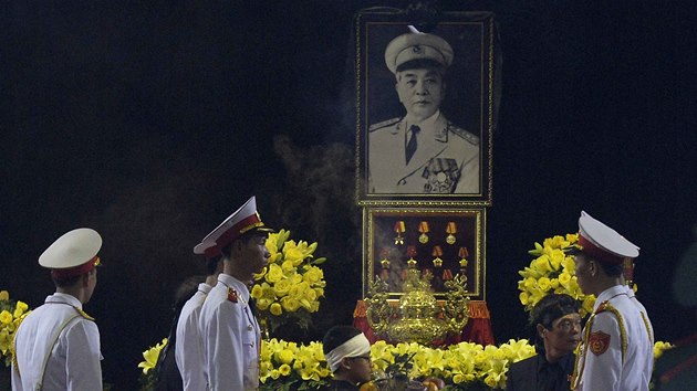 Vietnam pohbv hrdinu boje za nezvislost proti koloniln Francii generla Vo Nguyen Giapa. 