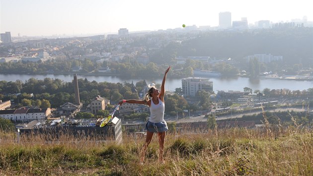 NAD VLTAVOU. Takhle se Andrea Hlavkov pipravovala na fotografovn s Janem Saudkem. 