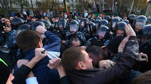 Srka policie s davem pi rasovch nepokojch v Moskv. (13. jna 2013)
