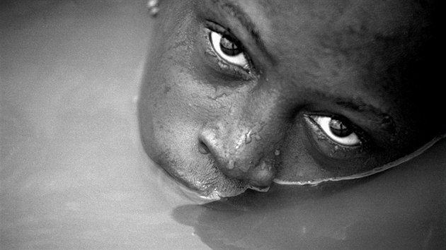 Ami Vitale: Adema Baide se koupe blzko rovch pol, kter pat jej rodin ve vesnici Dembel
Jumpora. Ten sam rok zemela pi tku ped domluvenou svatbou. Afrika, Guinea
