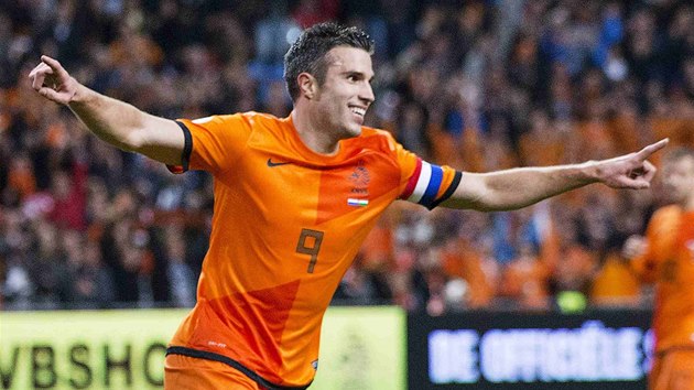 HATTRICK. Nizozemsk tonk Robin van Persie slav svj tet gl proti Maarsku.