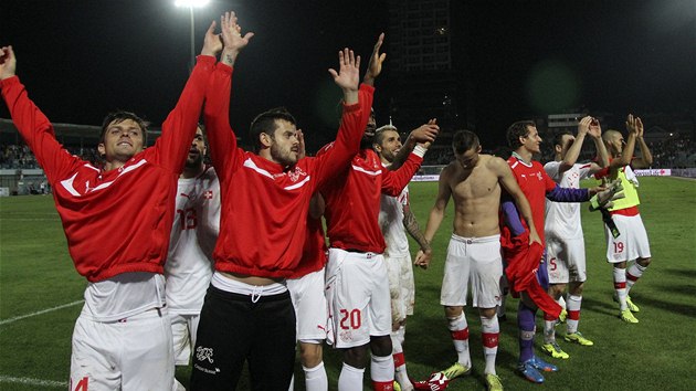 LETME DO BRAZLIE! Fotbalist vcarska se v Tiran raduj z postupu na svtov ampiont.