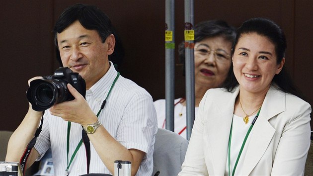 Japonsk korunn princ  Naruhito a jeho manelka Masako sleduj koln vystoupen dcery princezny Aiko (12. jna 2013).