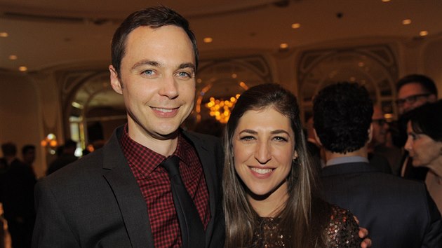 Jim Parsons a jeho kolegyn ze serilu Teorie velkho tesku Mayim Bialikov (18. jna 2013)