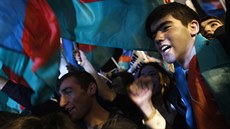 Alijevovi píznivci slaví v Baku (9. íjna 2013)