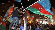 Alijevovi píznivci slaví v Baku. (9. íjna 2013)