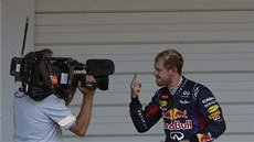 JSEM VÍTZ, ROZUMÍ? Sebastian Vettel gestikuluje do kamery po vítzství ve