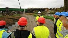 Stavba nového mostu na Jatení ulici v Plzni se na jeden den mimoádn...