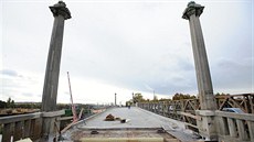 Stavba nového mostu na Jatení ulici v Plzni se na jeden den mimoádn...