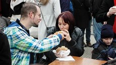 Burgerfest 2013: Návtvníci se rozdlili do front, kadý koupil jinou variantu...