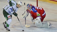 ŠANCE. Antti Pihlström z Ufy tváří v tvář Petri Vehanenovi, brankáři Lva Praha. ŠANCE. Antti Pihlström z Ufy tváří v tvář Petri Vehanenovi, brankáři Lva Praha.