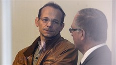 Jan Pohůnek (vlevo) před výslechem (10. října) Jan Pohůnek (vlevo) před výslechem (10. října)