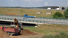 Dostavba tetího patra estakády u Opatovic nad Labem. Snímek ukazuje stavbu...