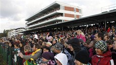 Počasí má být pěkné, tribuny se při letošní Velké pardubické zřejmě opět... Počasí má být pěkné, tribuny se při letošní Velké pardubické zřejmě opět...