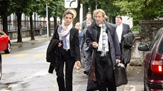 Aktéi kauzy MUS picházejí se svými právníky k soudu ve výcarské Bellinzon.