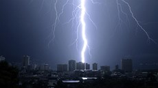 BLESK. Oblohu nad mexickým městem Acapulco proťal během pondělní bouřky mohutný... BLESK. Oblohu nad mexickým městem Acapulco proťal během pondělní bouřky mohutný...