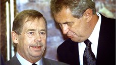 Prezident Václav Havel navtívil jednání vlády, na snímku se k nmu naklání