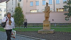 Poškozená socha T. G. Masaryka před jihlavským gymnáziem. Poškozená socha T. G. Masaryka před jihlavským gymnáziem.