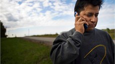 Mexičan s mobilním telefonem. Mexičan s mobilním telefonem.