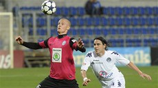 Martin Nešpor z Mladé Boleslavi si zpracovává míč, vyráží po něm Tomáš Rada ze Martin Nešpor z Mladé Boleslavi si zpracovává míč, vyráží po něm Tomáš Rada ze