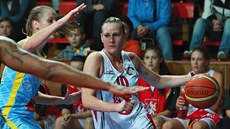 Michaela Stará z Hradce Králové v nájezdu proti zformované obraně USK Praha. Michaela Stará z Hradce Králové v nájezdu proti zformované obraně USK Praha.