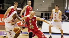 Levell Sanders z Pardubic (vlevo) bojuje o míč s Janem Pavlíkem z Jindřichova Levell Sanders z Pardubic (vlevo) bojuje o míč s Janem Pavlíkem z Jindřichova