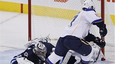 ČECH PROTI ČECHOVI. Brankář Winnipegu Ondřej Pavelec zneškodňuje nájezd ČECH PROTI ČECHOVI. Brankář Winnipegu Ondřej Pavelec zneškodňuje nájezd
