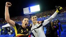 Belgití fotbalisté Jan Vertonghen (vlevo) a Thibaut Courtois slaví postup na