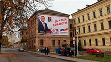 Jeden z obřích plakátů Zemanovců na stěně bývalé věznice v Uherském Hradišti. Jeden z obřích plakátů Zemanovců na stěně bývalé věznice v Uherském Hradišti.