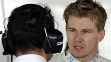 Nico Hülkenberg ze Sauberu debatuje nastavení vozu.