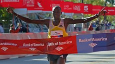 Dennis Kimetto se stává vítězem Chicagského maratonu. Dennis Kimetto se stává vítězem Chicagského maratonu.