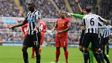 A VEN! Mapou Yanga-Mbiwa (vlevo) z Newcastle United dostává ervenou kartu po...