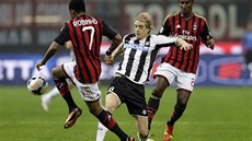 UTEU. Robinho (vlevo) z AC Milán se snaí utéct dotírajícímu Duanovi Bastovi...