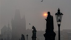 Vystihnte atmosféru mlhy. Praha, Karlv most