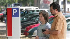 Poplatky za parkování vybírá v Hradci Králové spolenost ISP (7.7.2009).