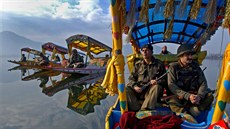 Ami Vitale: Indičtí pohraničníci střeží malebné Dal Lake v Kašmíru, hlavním... Ami Vitale: Indičtí pohraničníci střeží malebné Dal Lake v Kašmíru, hlavním...